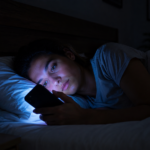 insomnio por móvil pantalla cama noche sueño problema