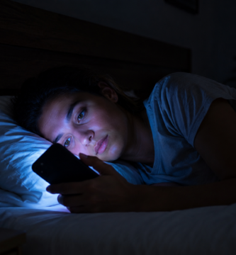 insomnio por móvil pantalla cama noche sueño problema