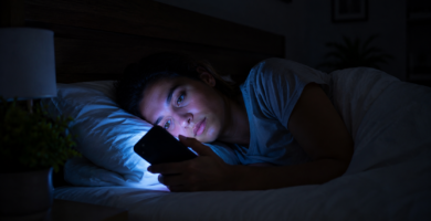 insomnio por móvil pantalla cama noche sueño problema