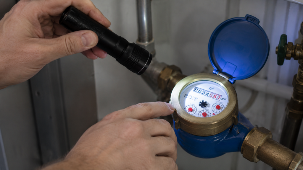 ahorrar agua en casa contador fuga reparar ahorro factura
