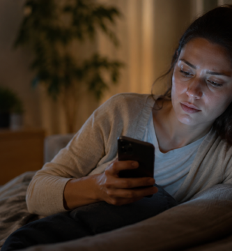 desconectar del trabajo móvil correo noche sofá estrés laboral