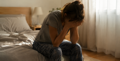 despertar cansado cama agotamiento mañana ocho horas sueño no reparador